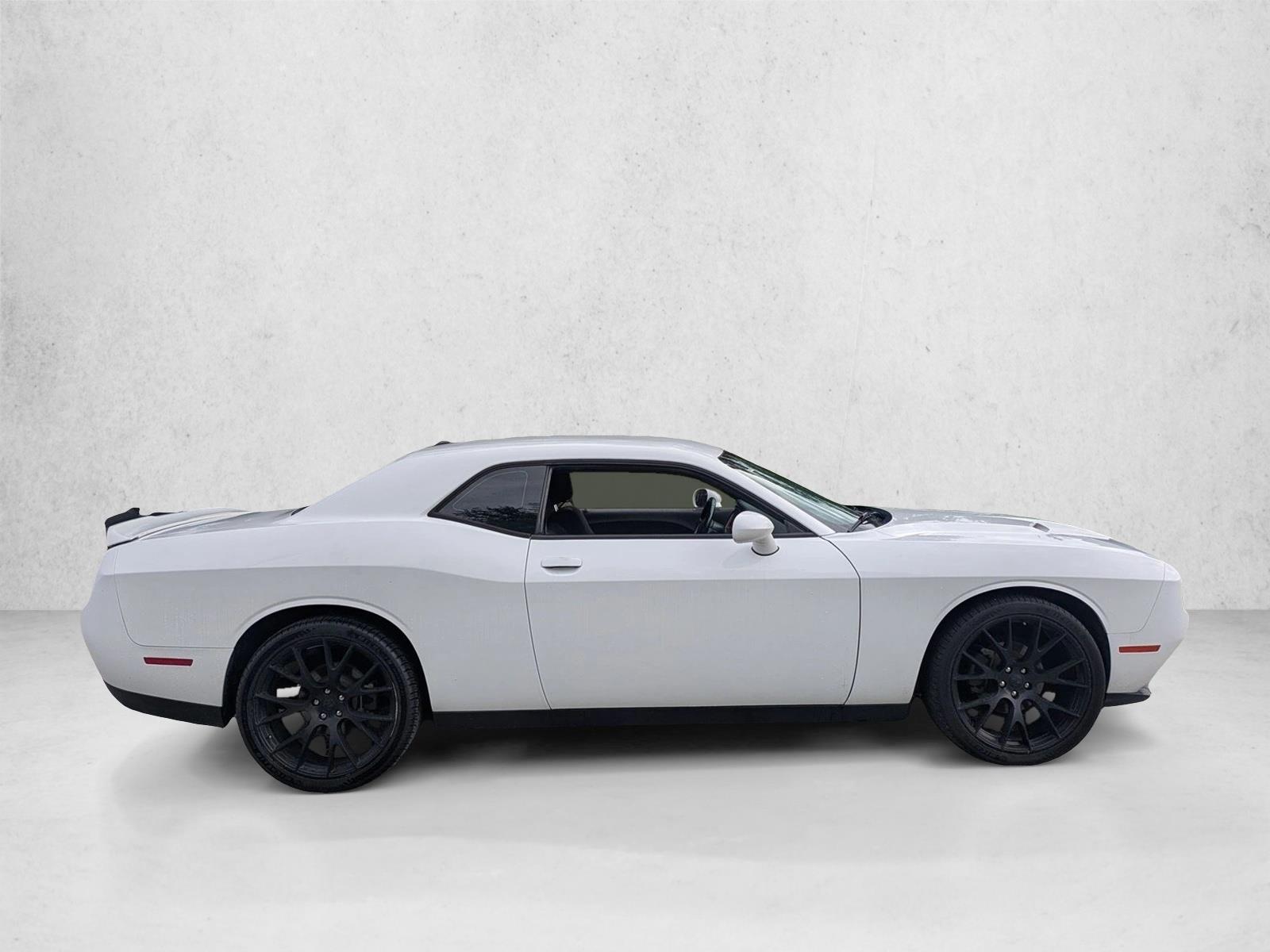 2019 Dodge Challenger SXT photo 3