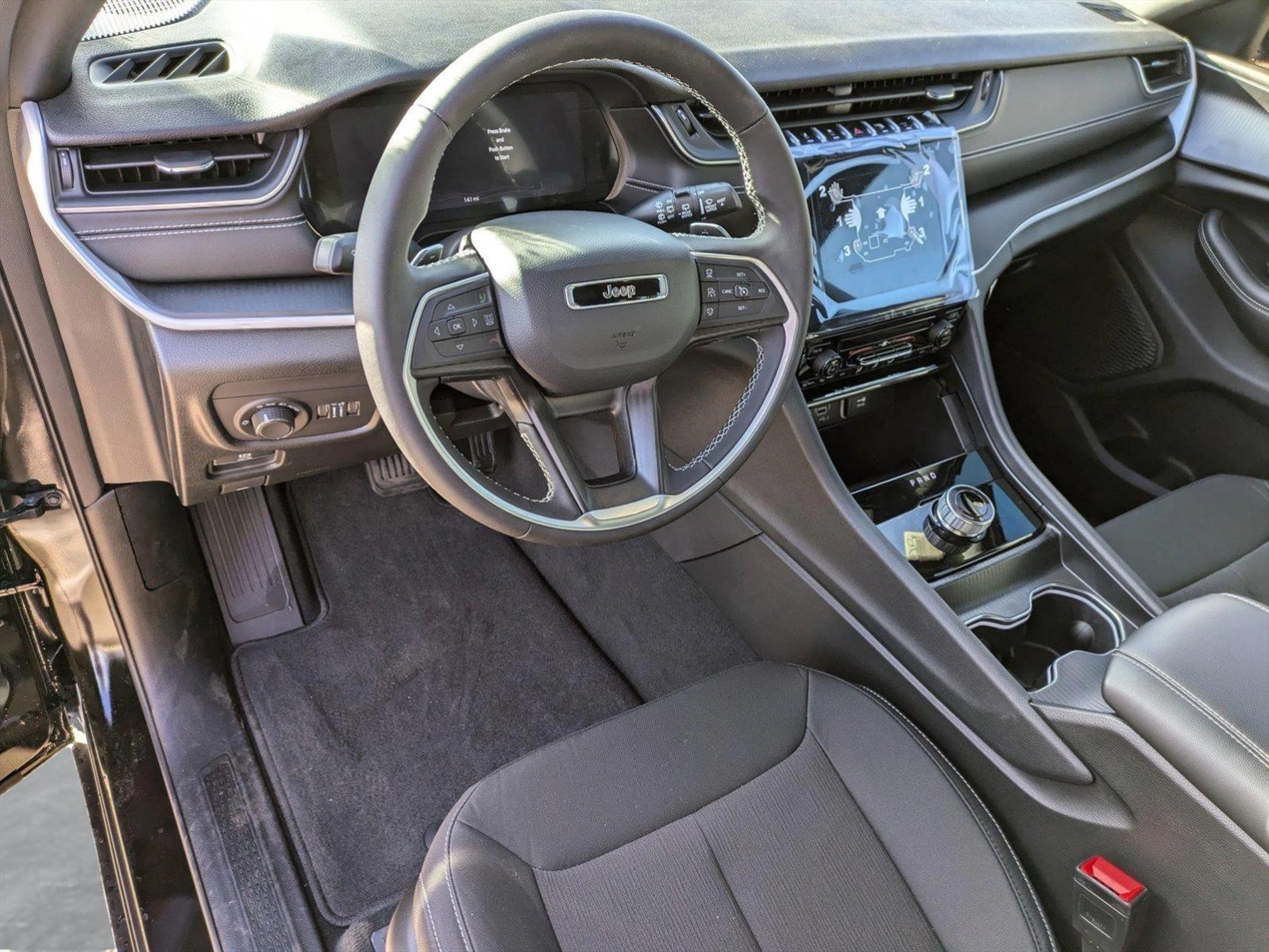 2025 Jeep Grand Cherokee Laredo X photo 3