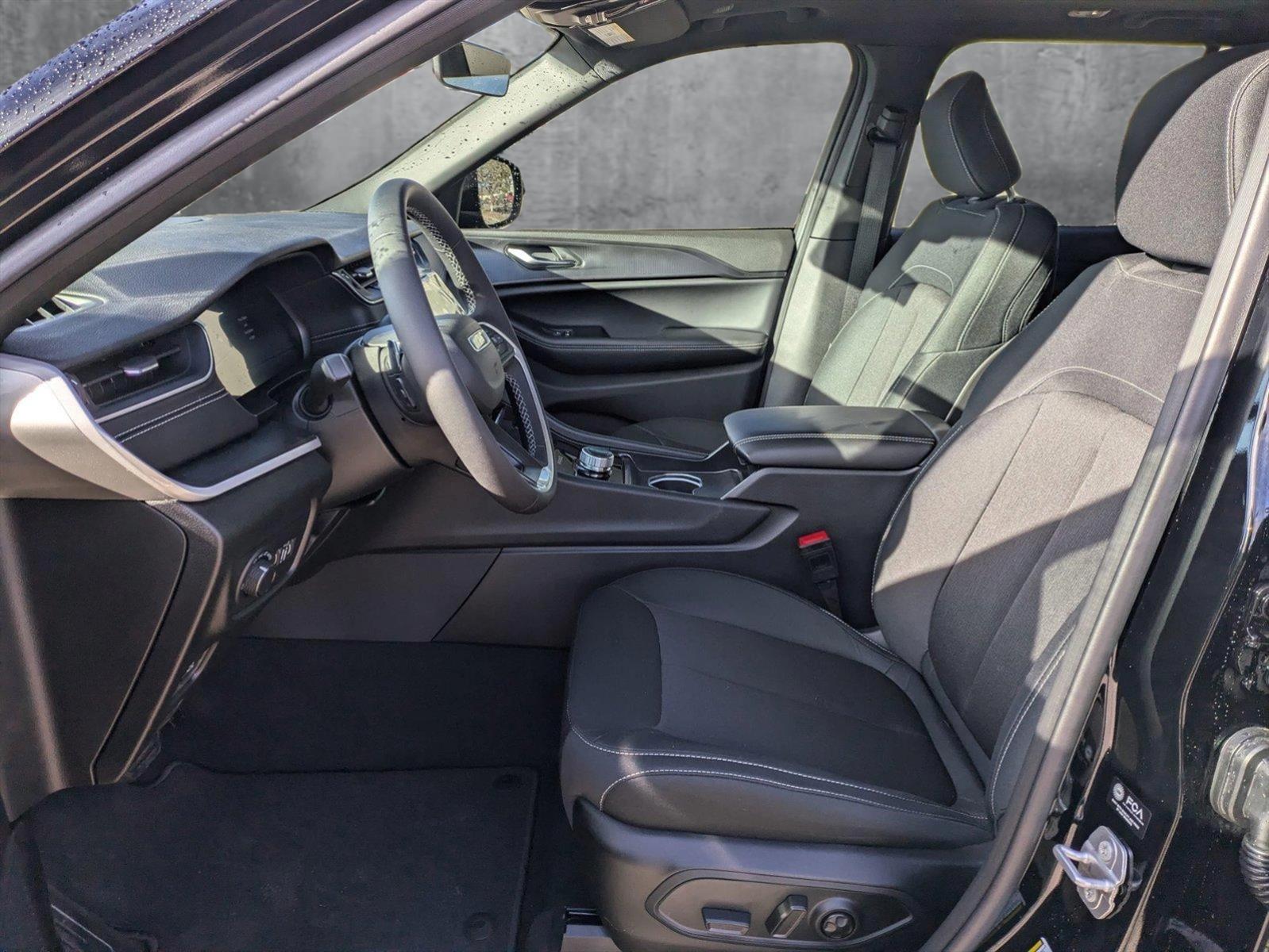 2025 Jeep Grand Cherokee Laredo X photo 4