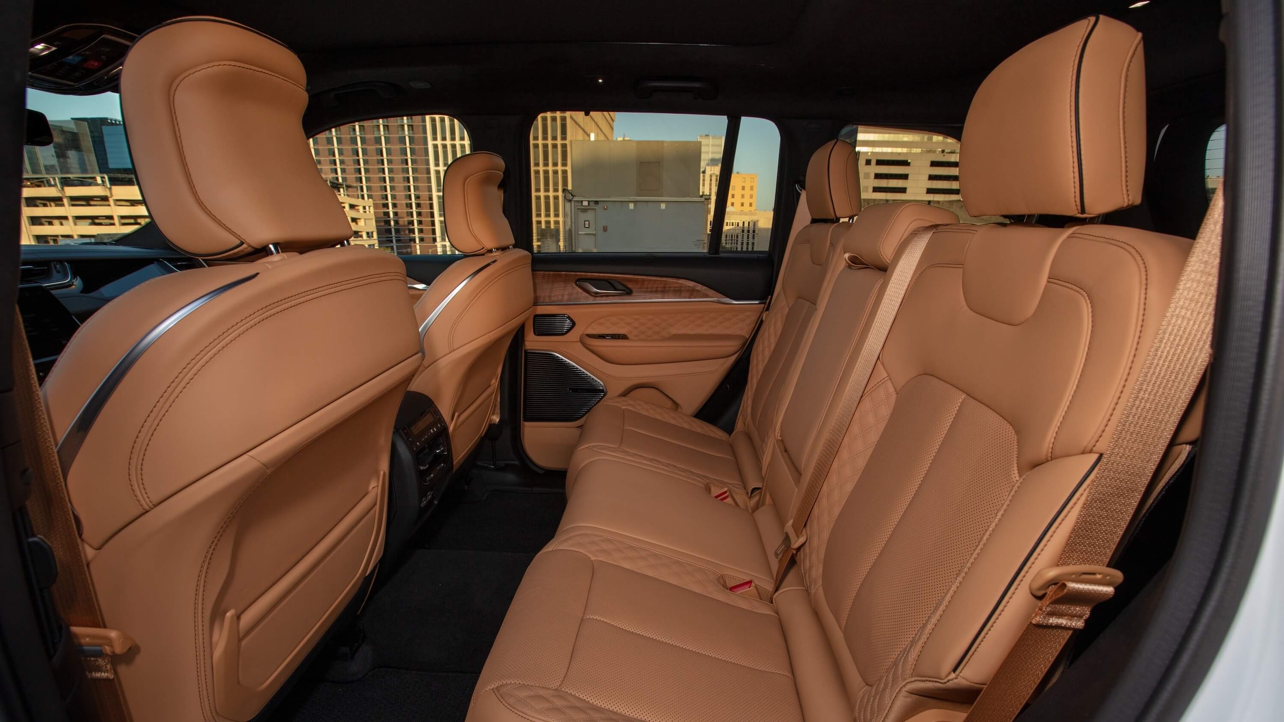 Learn about the interior design of the Jeep Grand Cherokee 4xe Interior shot of the Jeep Grand Cherokee 4xe, showing the second row of seats from the left side