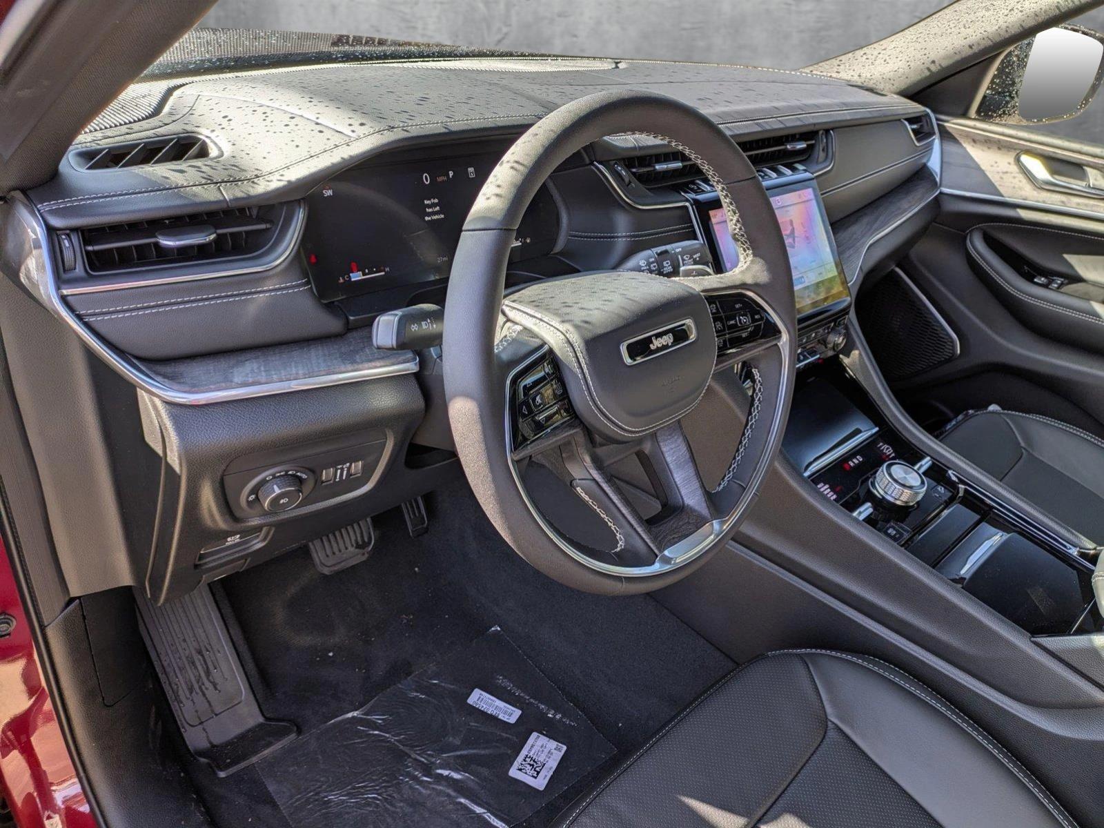 2025 Jeep Grand Cherokee Overland photo 3