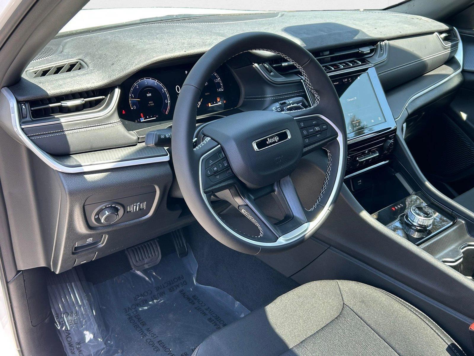 2025 Jeep Grand Cherokee Laredo X photo 3