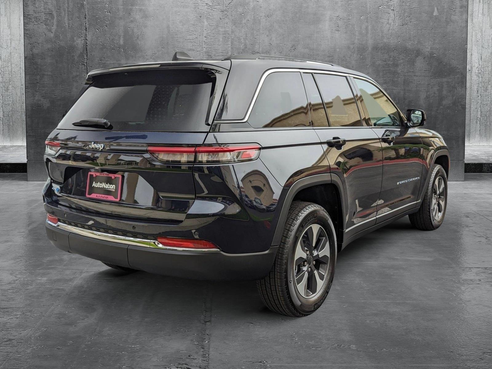 2023 Jeep Cherokee Base photo 2