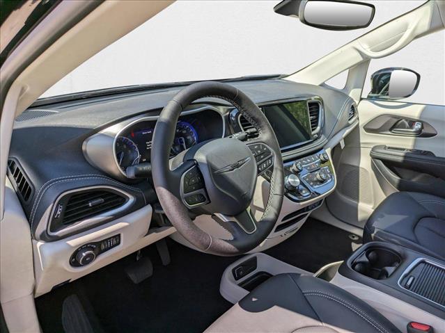 2024 Chrysler Pacifica Touring L photo 3