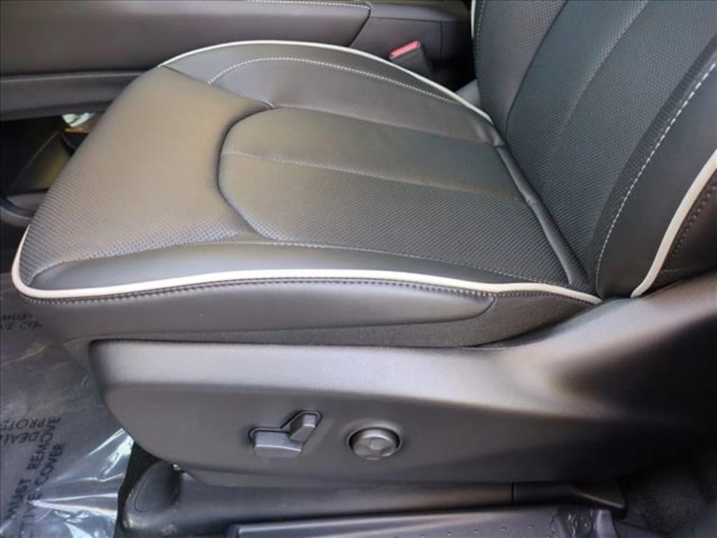 New 2026 Chrysler Pacifica Limited Van Passenger Van