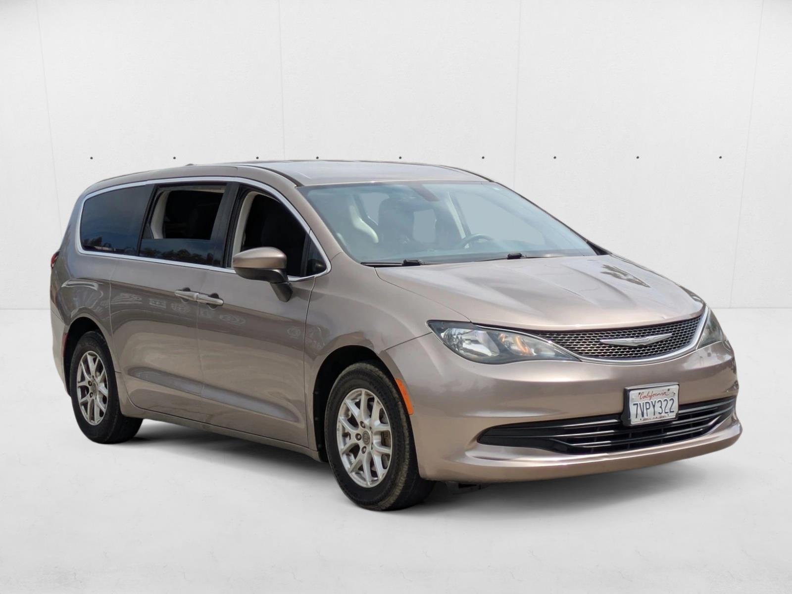 2017 Chrysler Pacifica LX photo 3