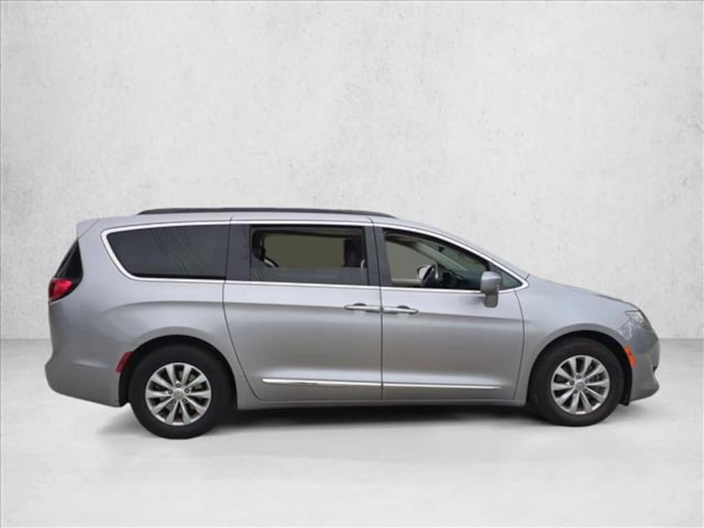 Used 2017 Chrysler Pacifica Touring-L Van