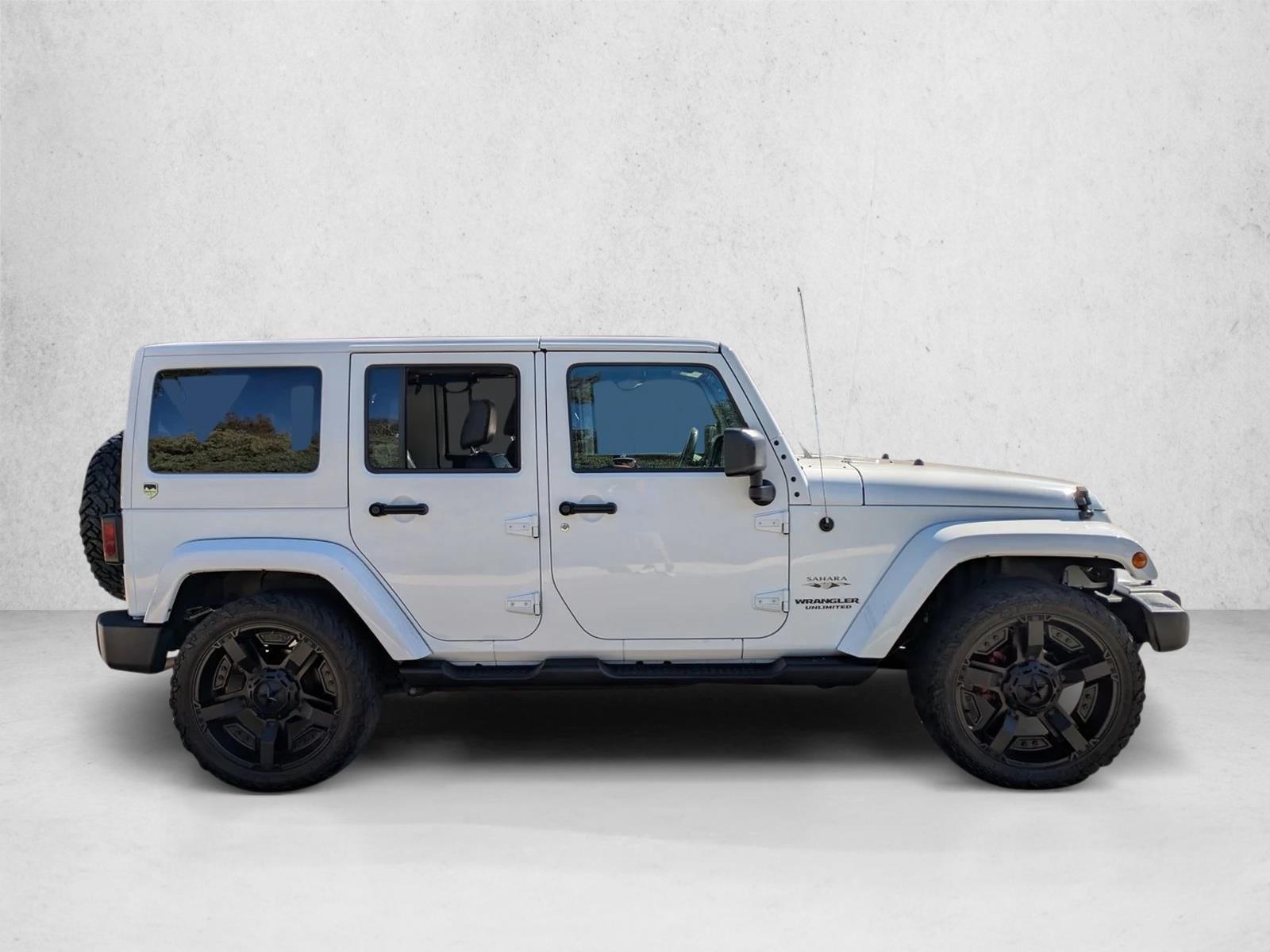 2017 Jeep Wrangler Unlimited Sahara photo 4