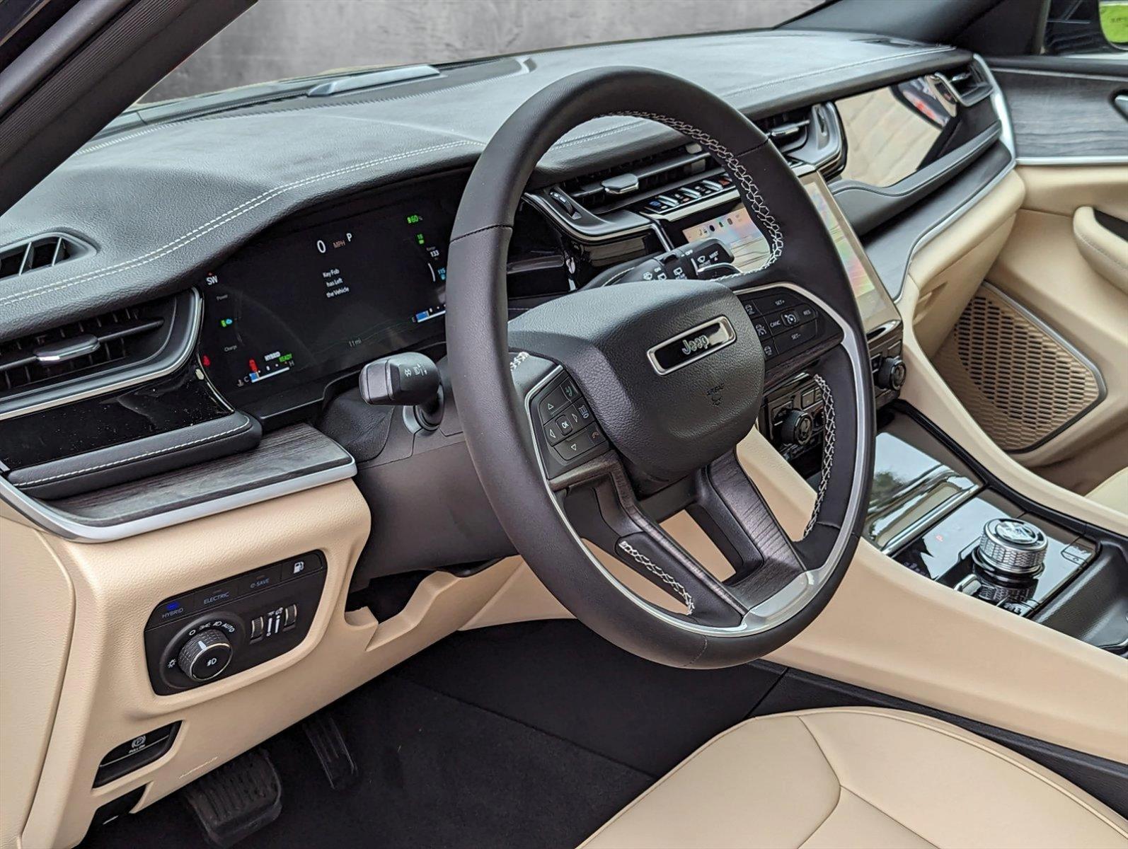 2023 Jeep Cherokee Base photo 3