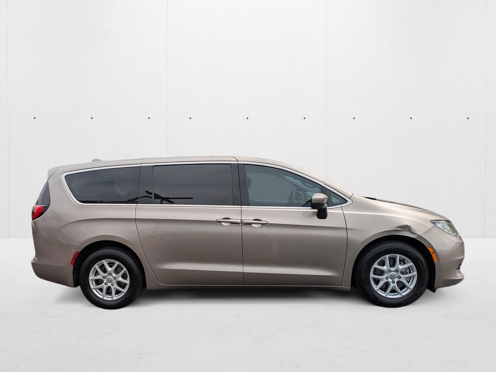 2017 Chrysler Pacifica LX photo 4