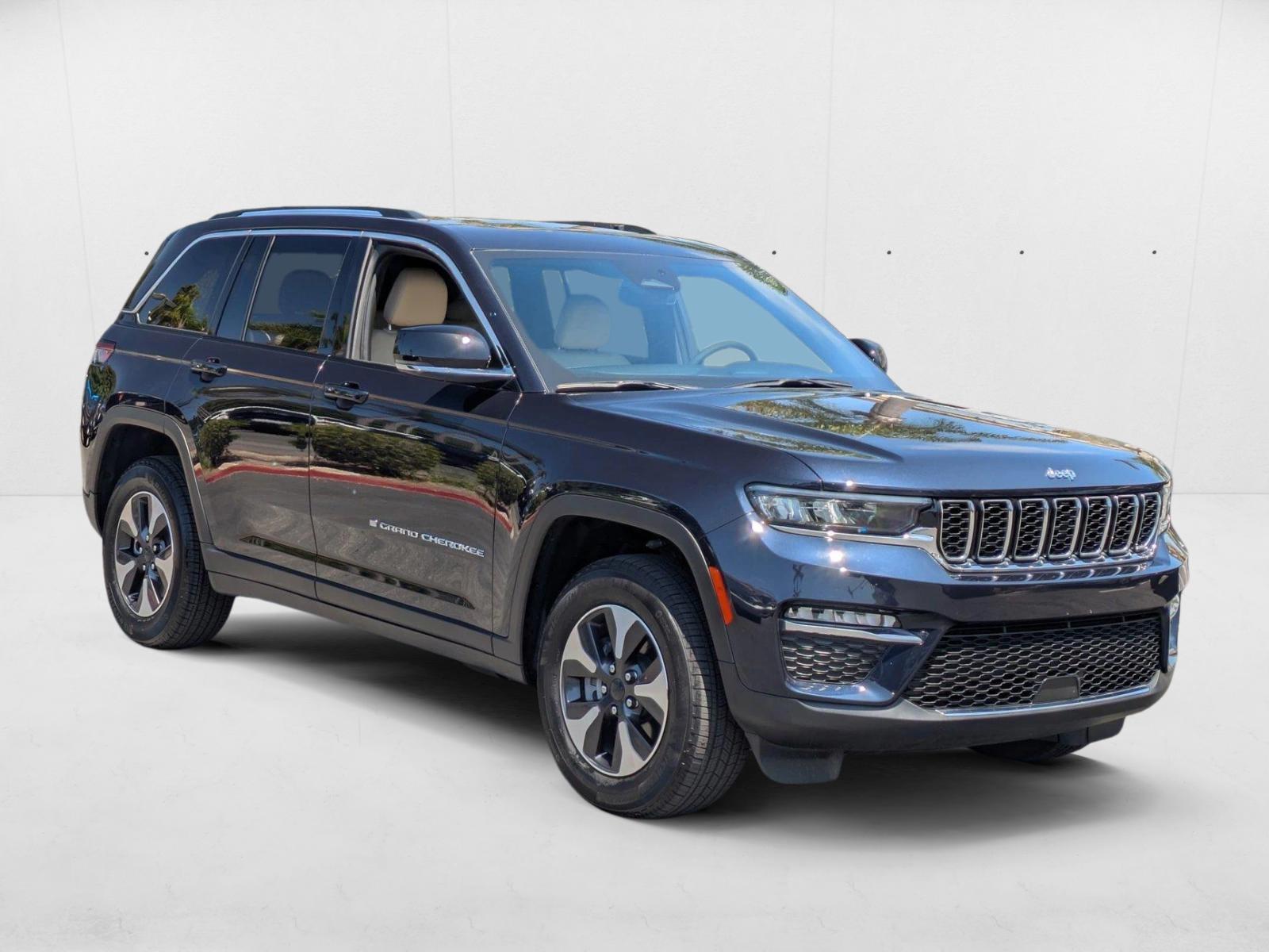 2023 Jeep Cherokee Base photo 3