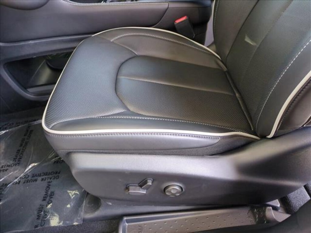 New 2026 Chrysler Pacifica Limited Passenger Van