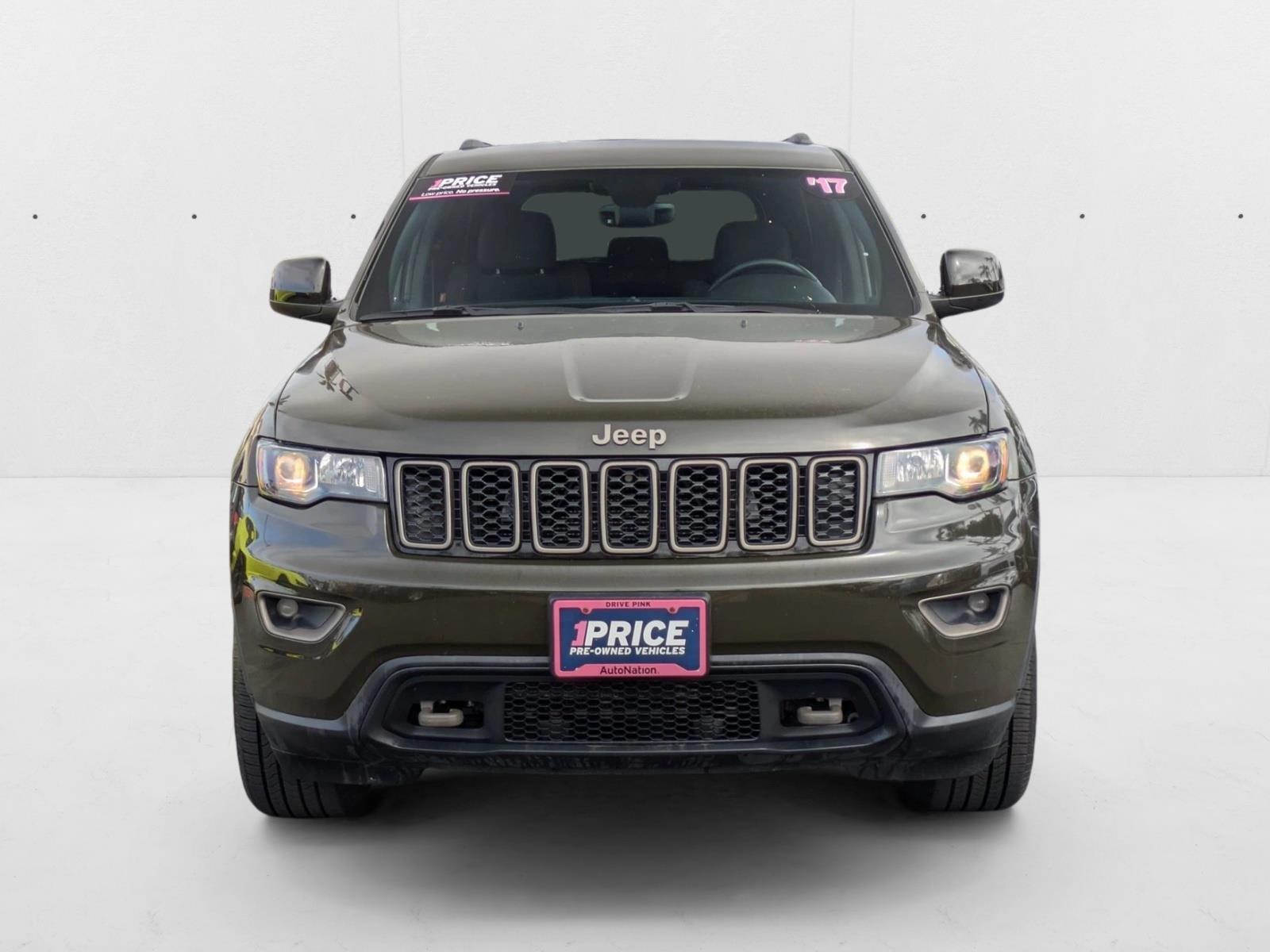 2017 Jeep Grand Cherokee Laredo photo 2