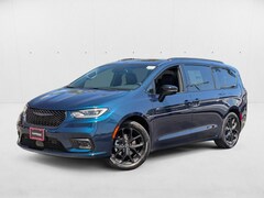2025 Chrysler Pacifica Limited Mini-van Passenger