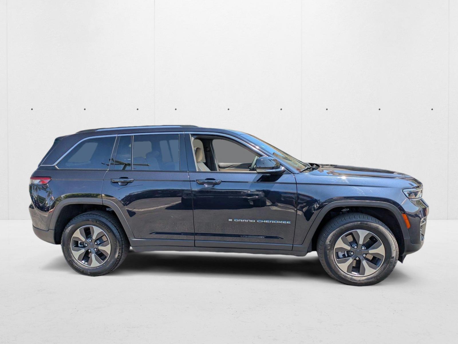 2023 Jeep Cherokee Base photo 4