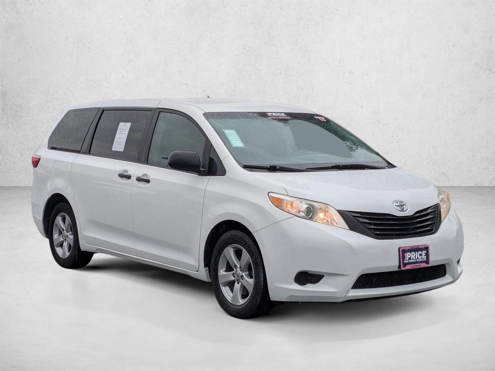 2017 Toyota Sienna L photo 2