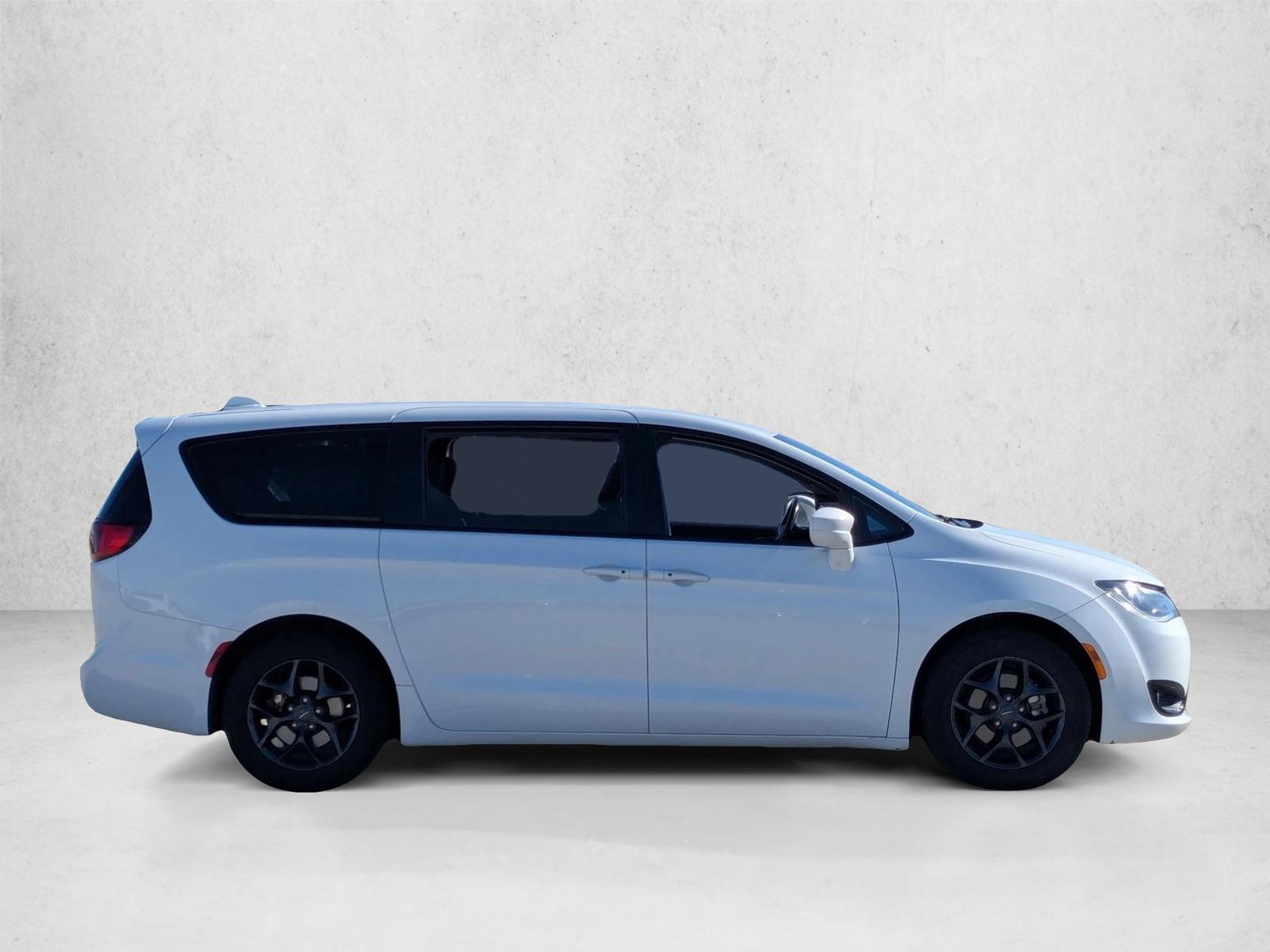 2019 Chrysler Pacifica Touring Plus photo 3