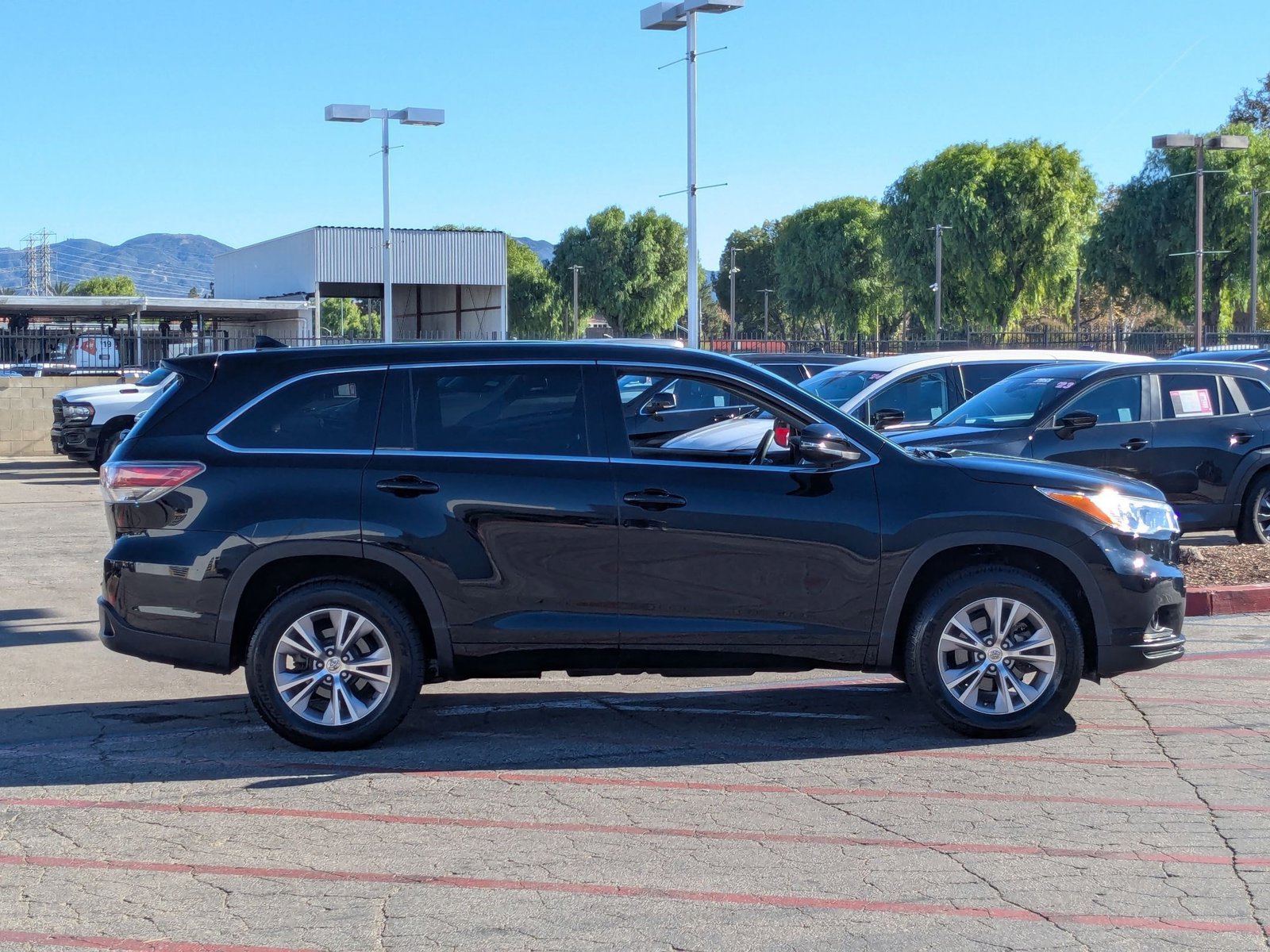 2015 Toyota Highlander LE Plus photo 3