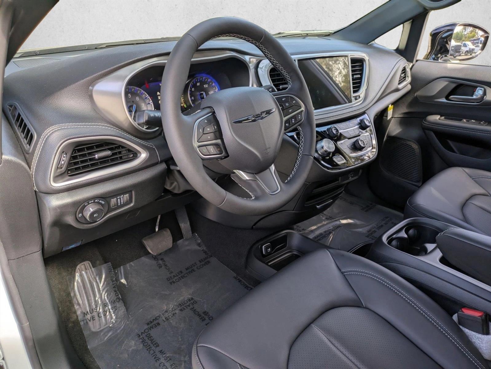 2026 Chrysler Pacifica photo 3