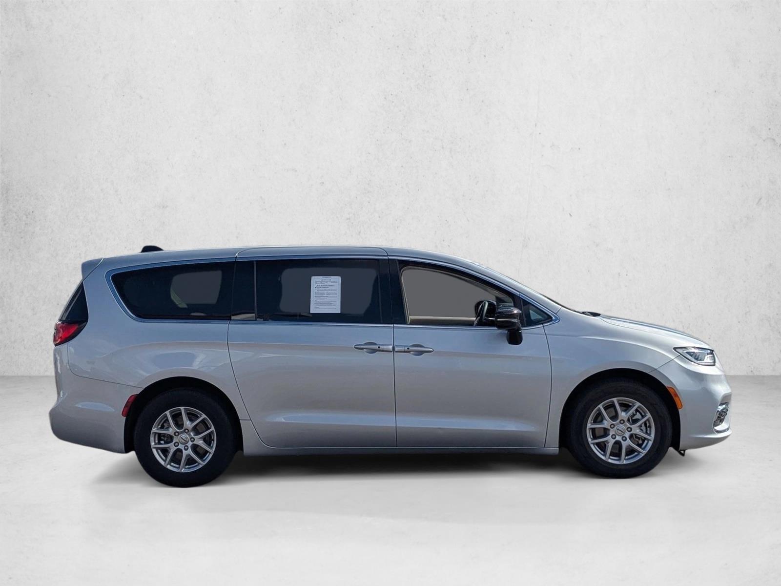 2024 Chrysler Pacifica Touring L photo 4