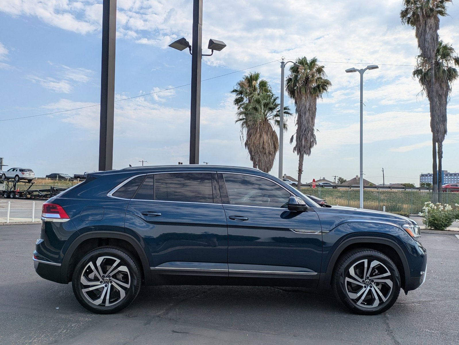 2020 Volkswagen Atlas Cross Sport V6 SEL Premium photo 3