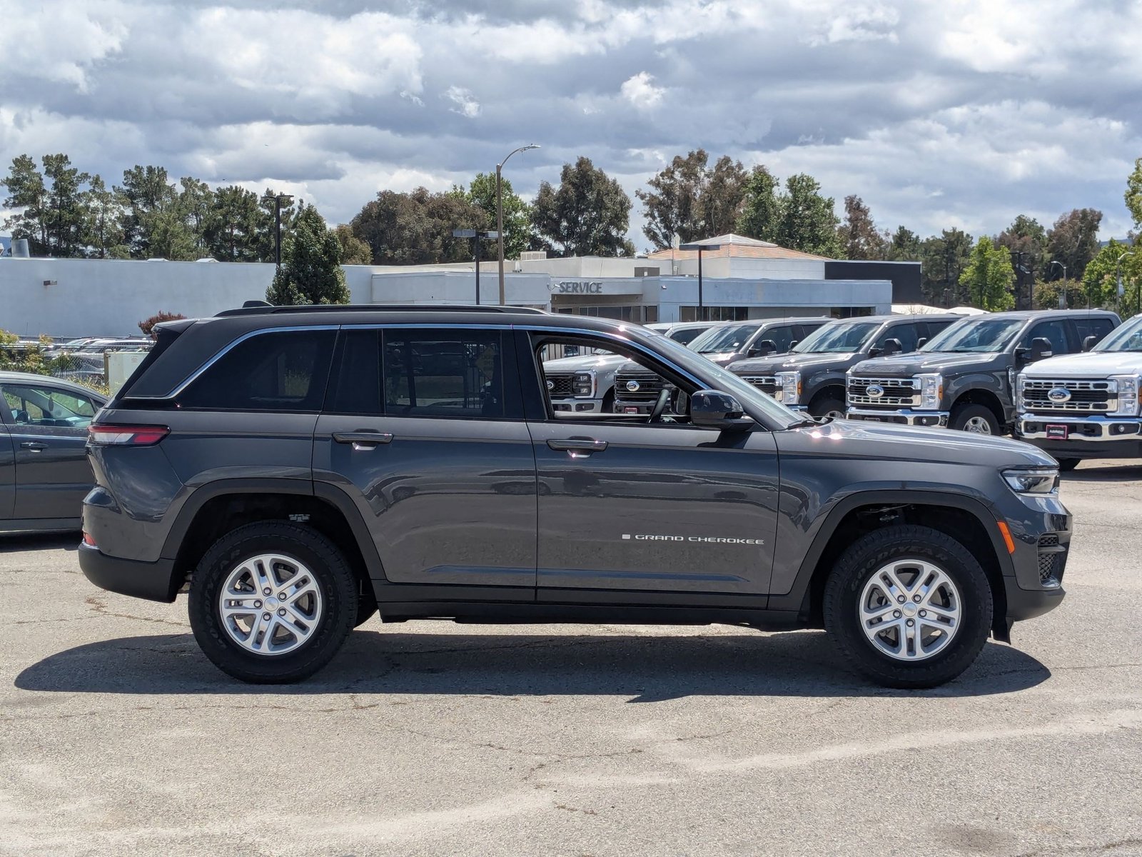 2025 Jeep Grand Cherokee Laredo photo 4