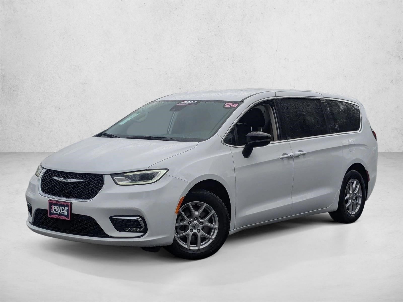 2024 Chrysler Pacifica Touring L's photo