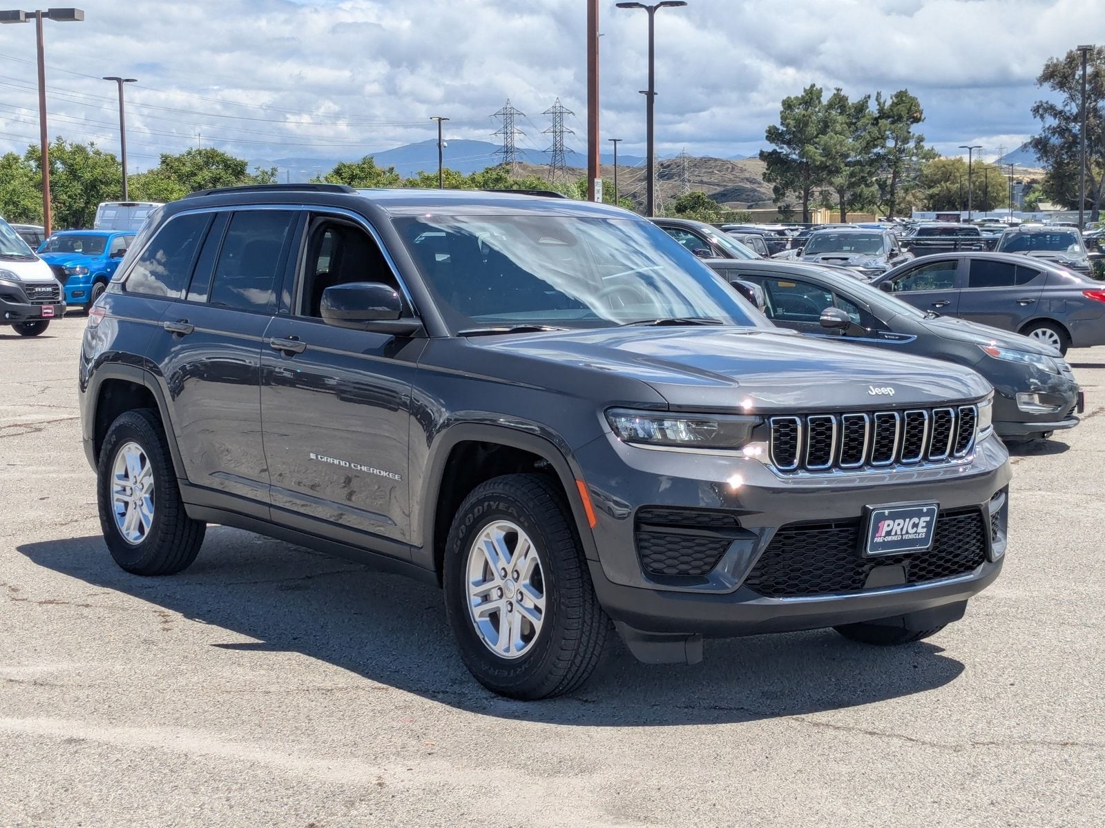2025 Jeep Grand Cherokee Laredo photo 3