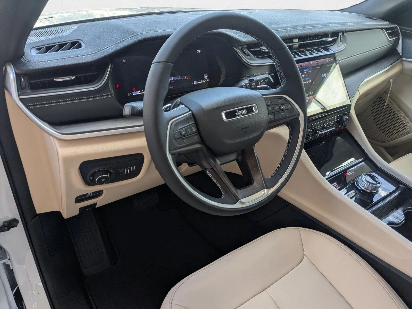 2025 Jeep Grand Cherokee Limited photo 3