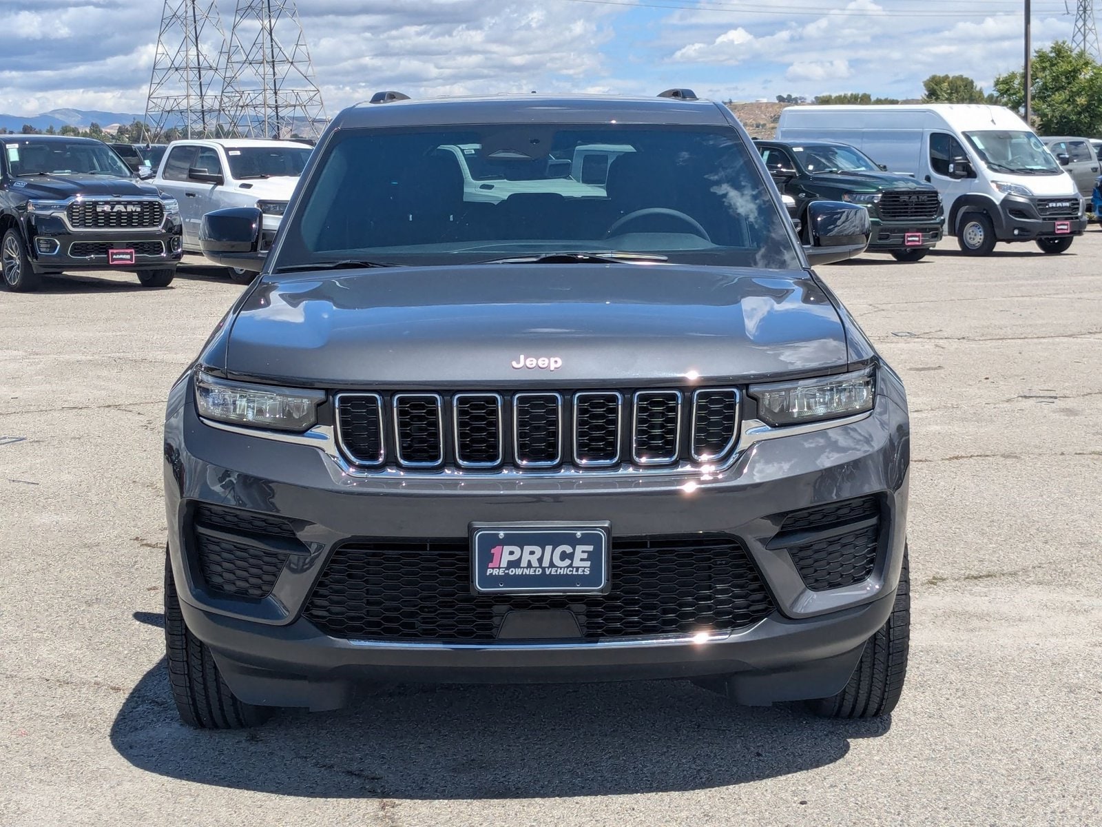 2025 Jeep Grand Cherokee Laredo photo 2