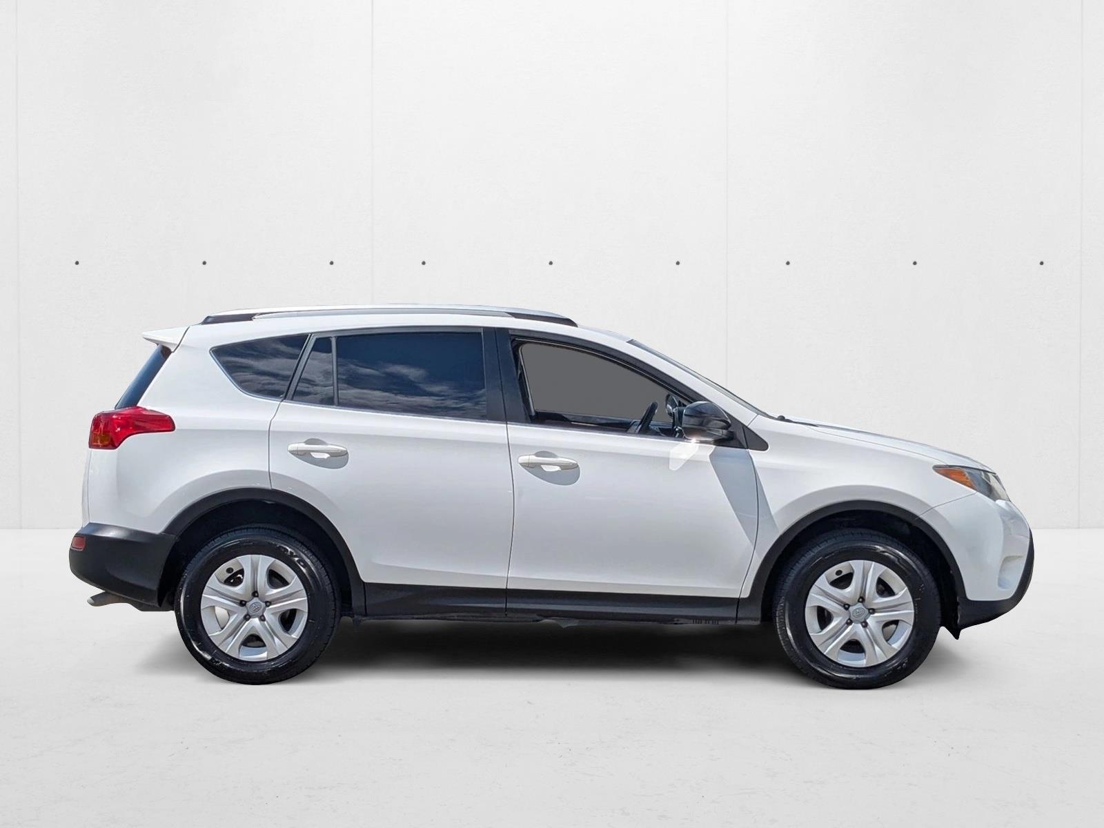 2015 Toyota RAV4 LE photo 4