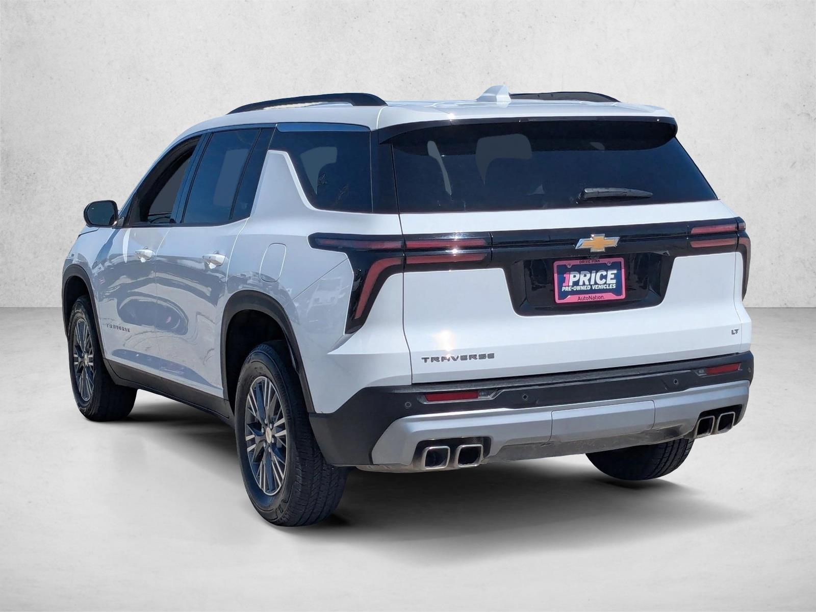 2024 Chevrolet Traverse FWD LT photo 3