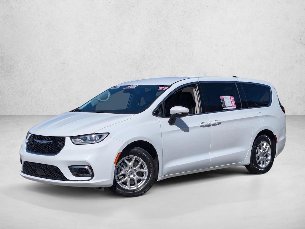 Used 2023 Chrysler Pacifica Touring L Mini-van Passenger