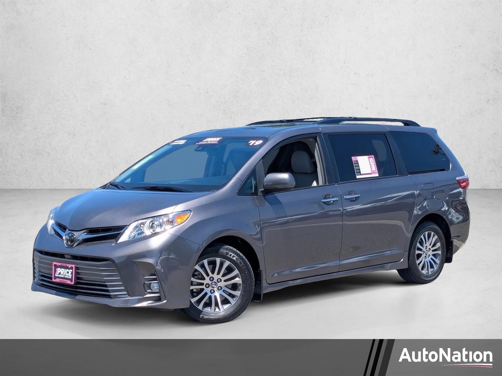 2019 Toyota Sienna XLE V6 8-Passenger's photo