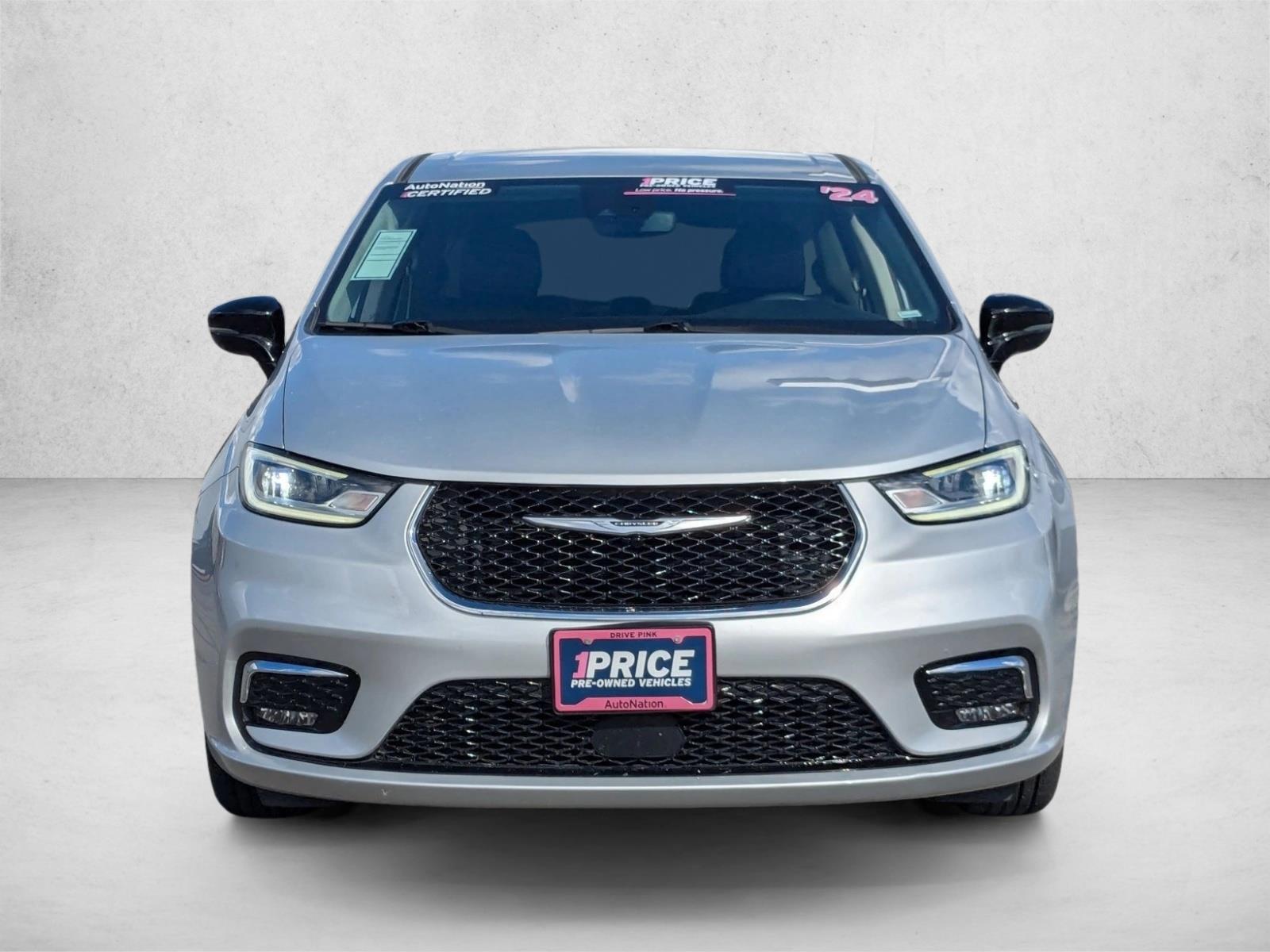 2024 Chrysler Pacifica Touring L photo 2