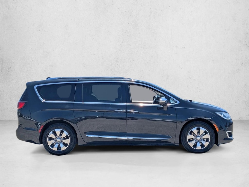 Used 2018 Chrysler Pacifica Hybrid Limited Mini-van Passenger