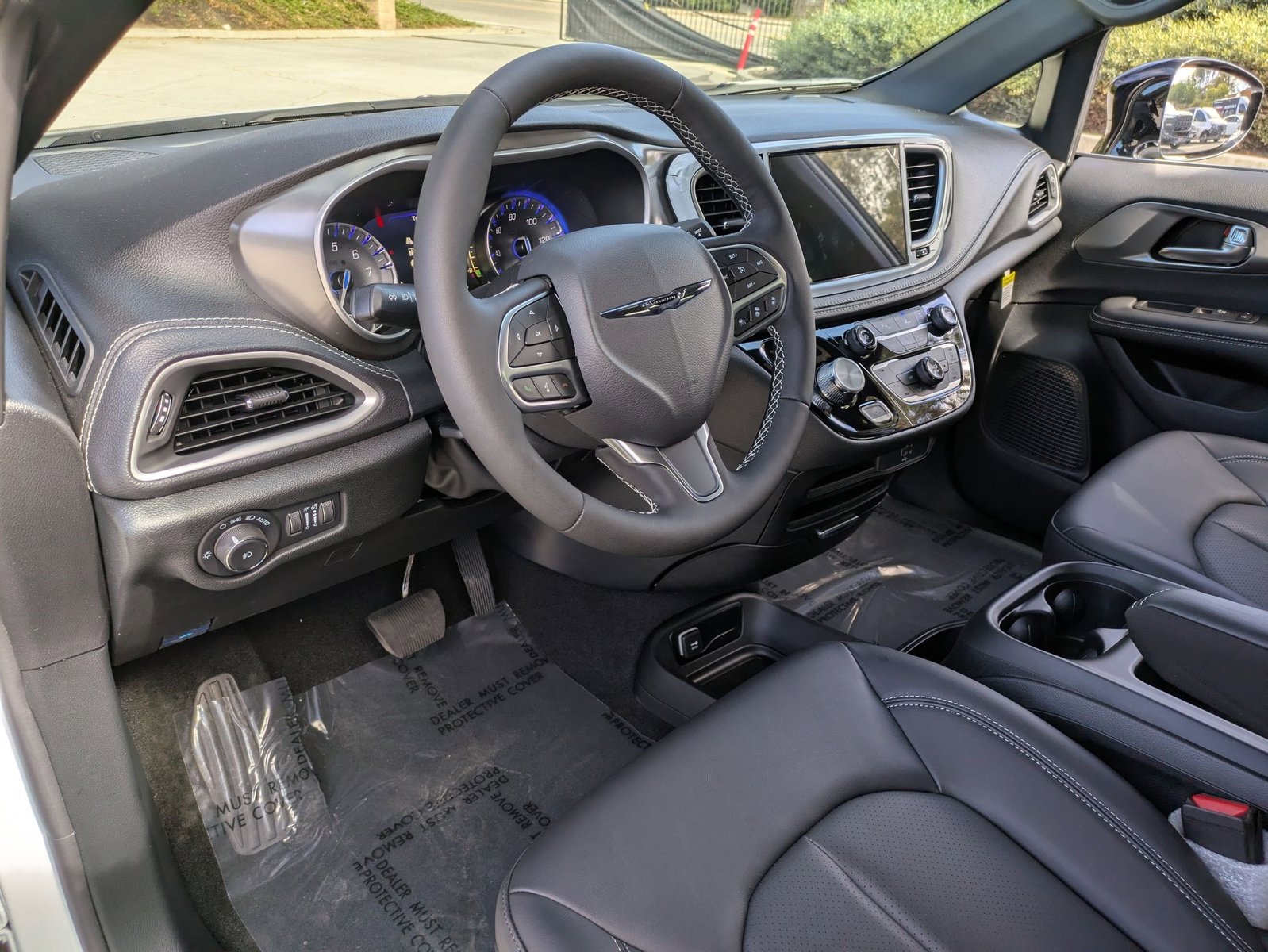 2026 Chrysler Pacifica photo 3