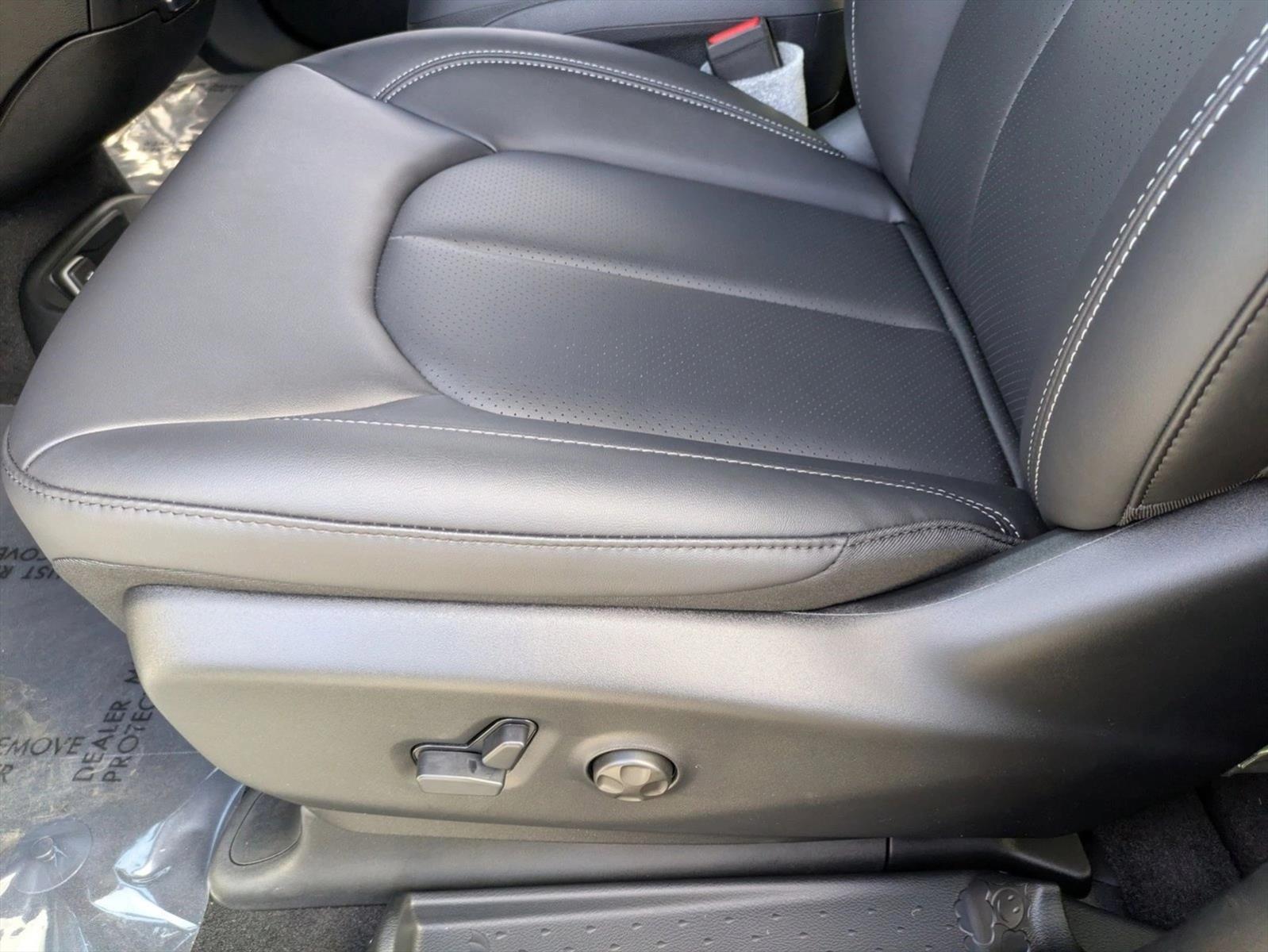 2026 Chrysler Pacifica photo 4