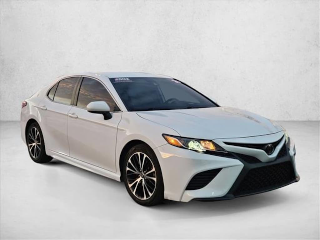 Used 2020 Toyota Camry SE Sedan