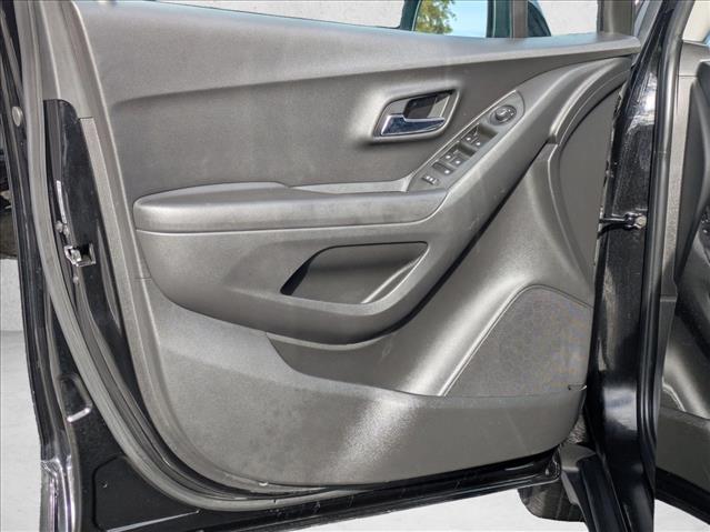 2021 Chevrolet Trax LT photo 2