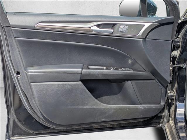 2018 Ford Fusion SE photo 2