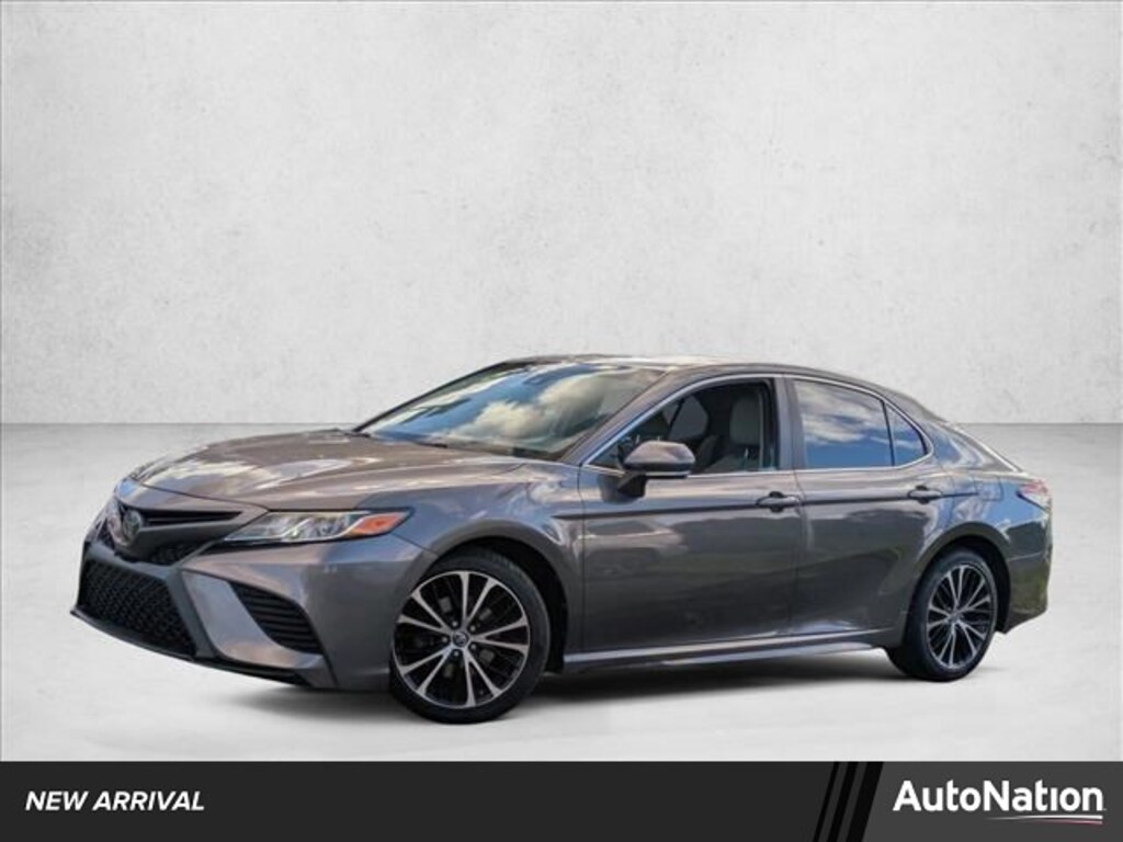 Used 2018 Toyota Camry SE Sedan