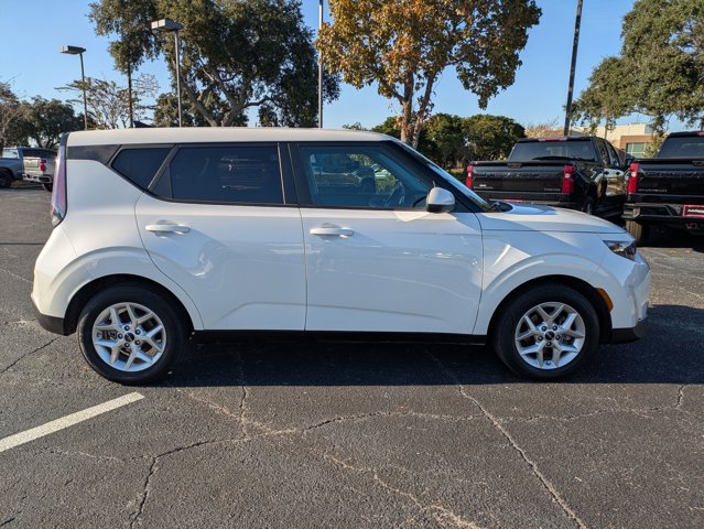 2024 Kia Soul LX photo 2