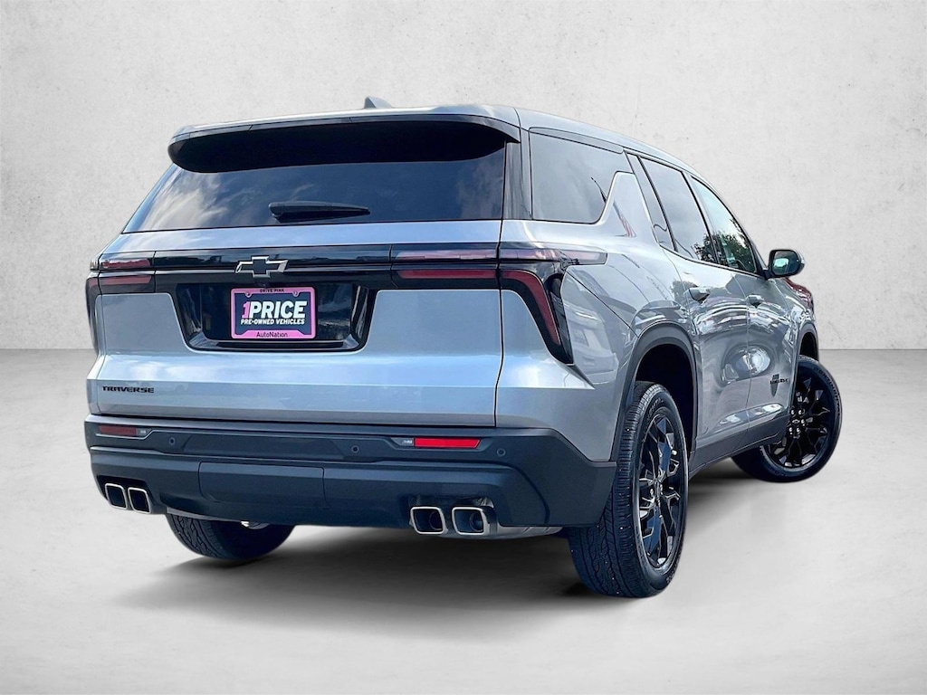 Used 2024 Chevrolet Traverse FWD LS SUV