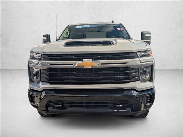 2025 Chevrolet Silverado 2500HD Custom photo 2