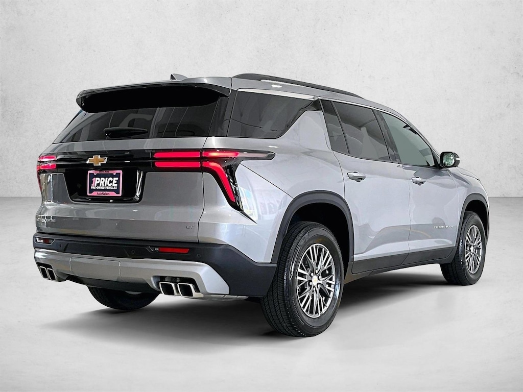 Used 2024 Chevrolet Traverse FWD LT SUV