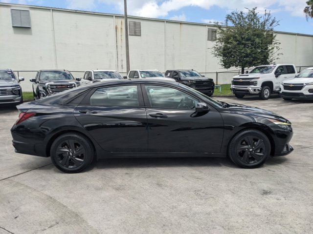 2021 Hyundai Elantra SEL photo 3