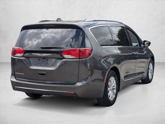 2018 Chrysler Pacifica Touring L photo 4
