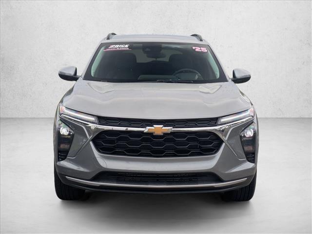 2025 Chevrolet Trax LT photo 2