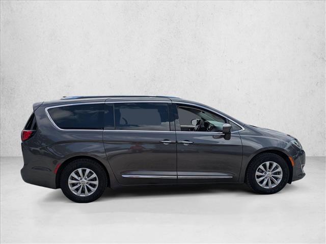 2018 Chrysler Pacifica Touring L photo 3